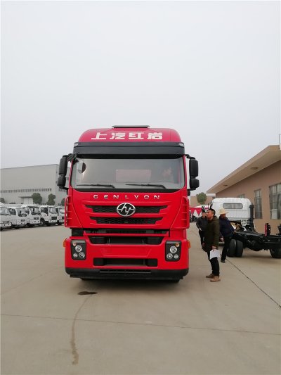 上汽紅巖29.7方前四后八鋁合金運油車，20噸運油車