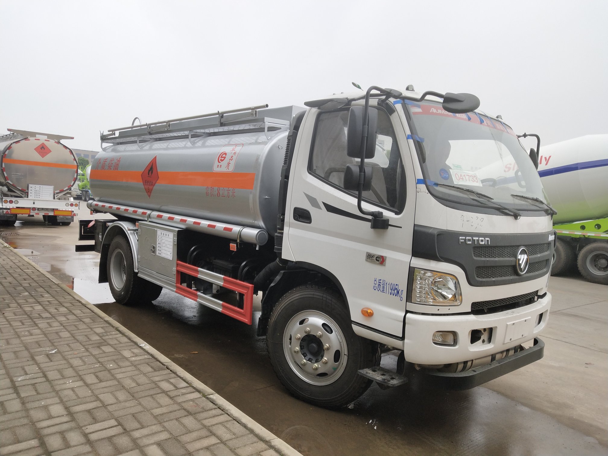 福田歐馬可8方加油車，8噸油罐車康明斯發(fā)動機
